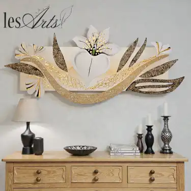 installazione-fiore-bianco-sfondo-oro